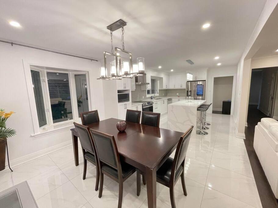 3-Bedroom Modern Luxury Apartment In The Heart Of City Toronto Exterior foto