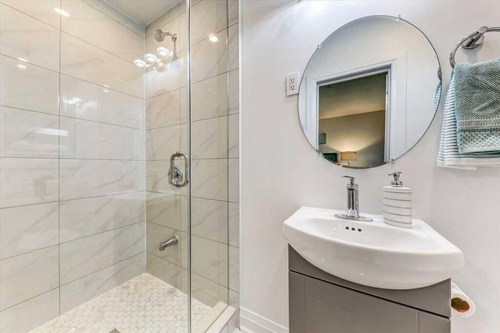 3-Bedroom Modern Luxury Apartment In The Heart Of City Toronto Exterior foto