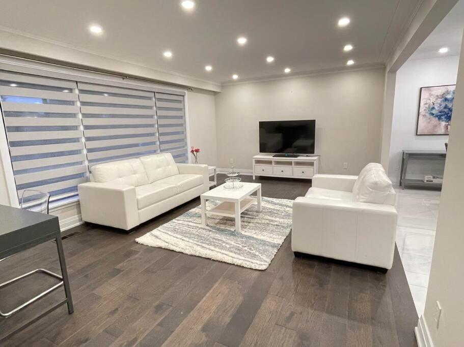 3-Bedroom Modern Luxury Apartment In The Heart Of City Toronto Exterior foto