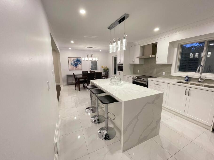 3-Bedroom Modern Luxury Apartment In The Heart Of City Toronto Exterior foto